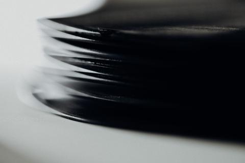 Seitenansicht übereinander gestapelter Vinylplatten