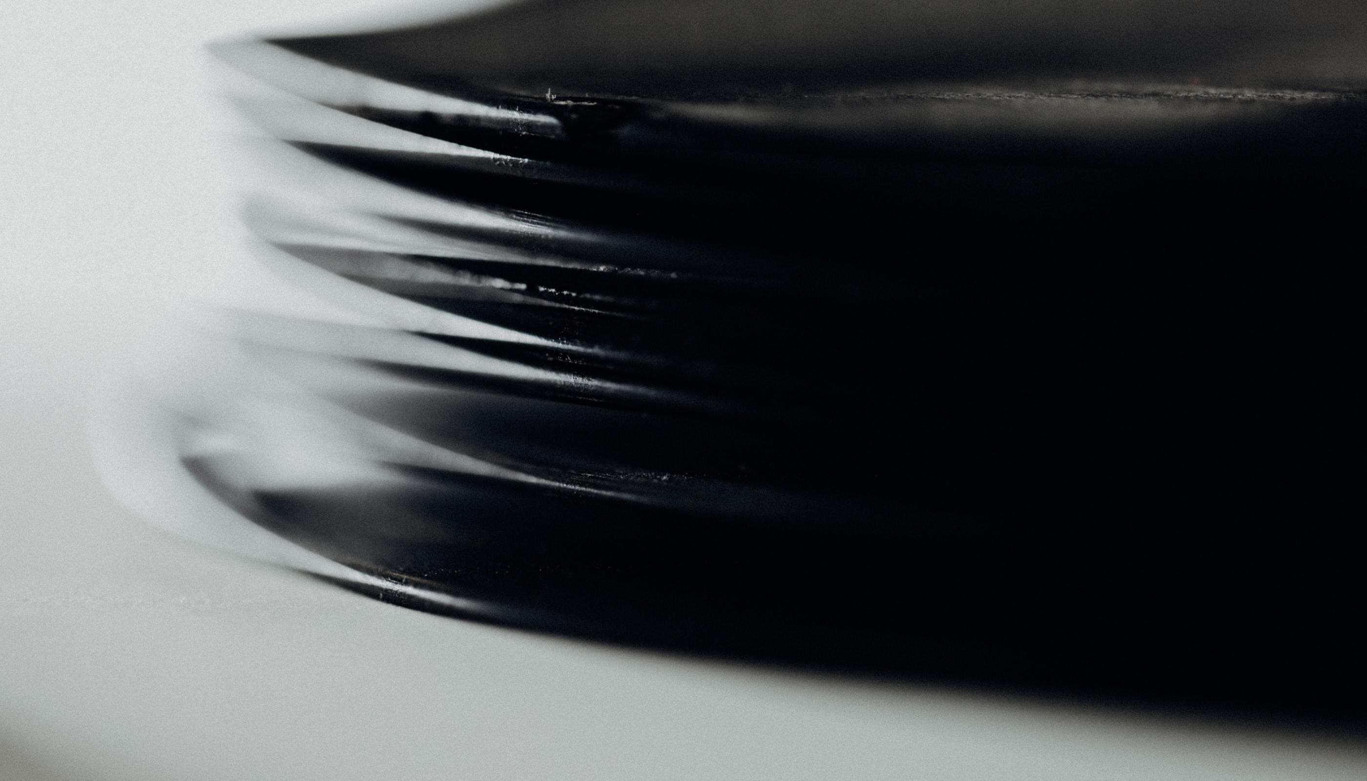 Seitenansicht übereinander gestapelter Vinylplatten